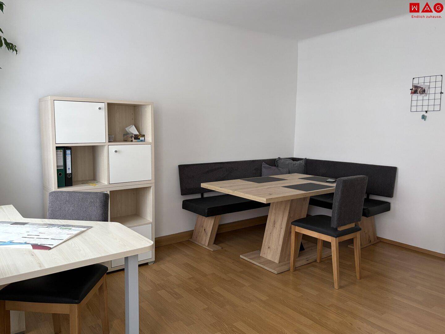 Gemütlicher Essbereich mit Eckbank, Holztisch und passenden Stühlen in hellem Ambiente.