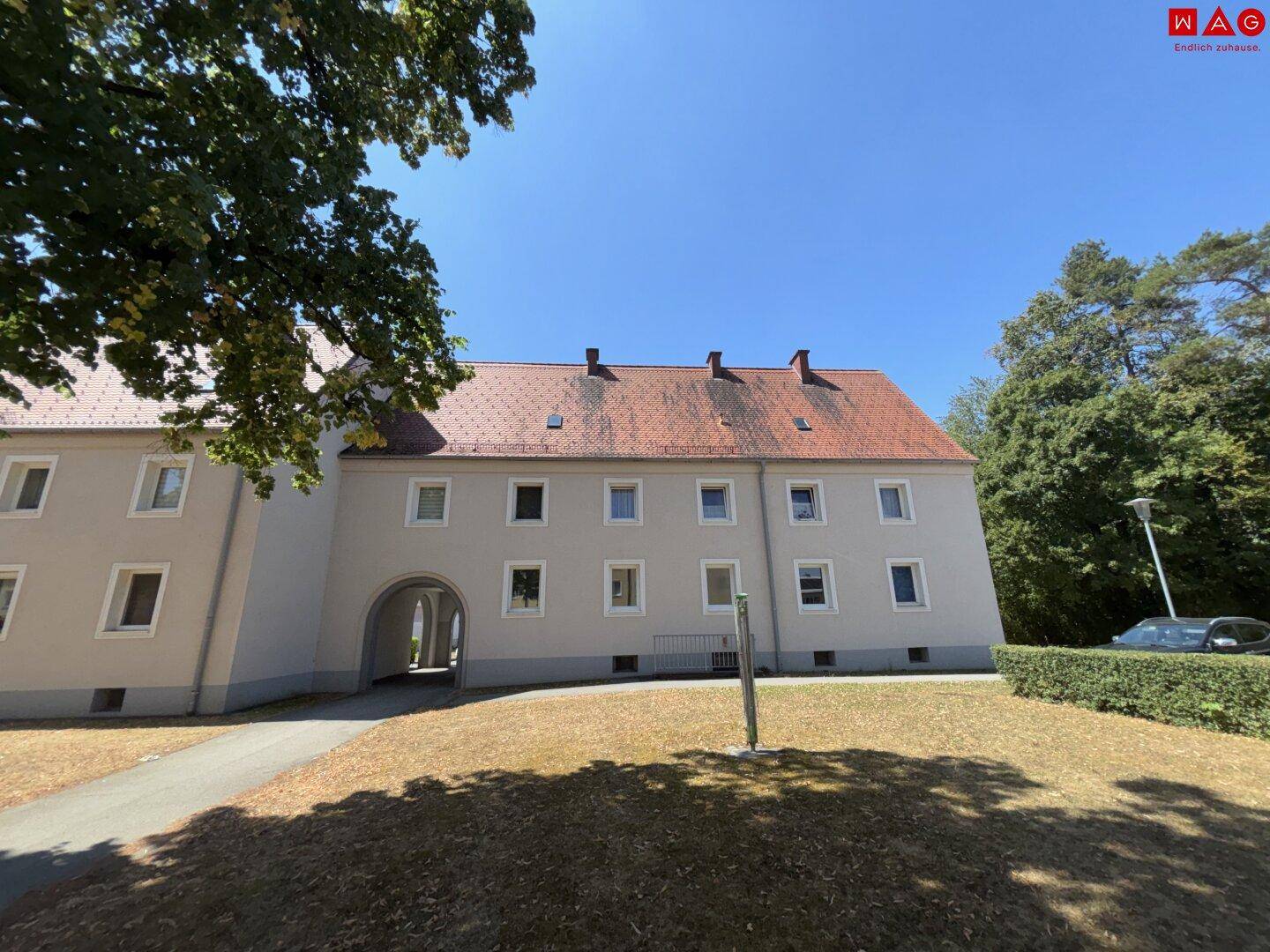 Ansicht des Wohnhauses mit Durchgang und traditionellem Ziegeldach.