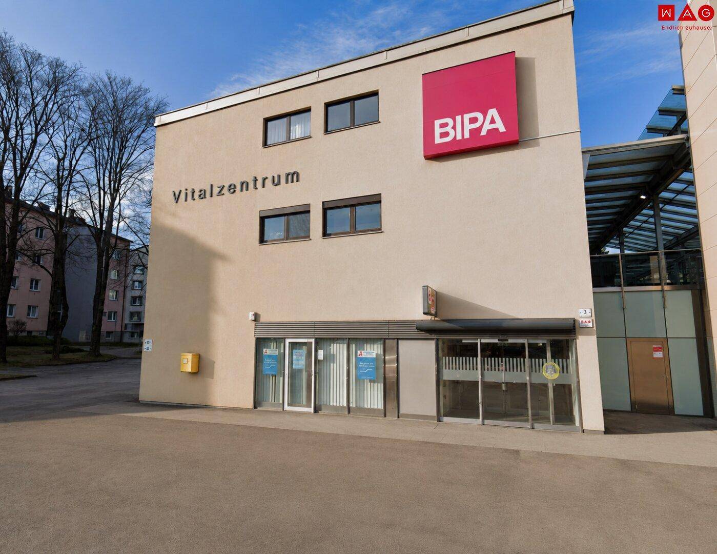 Außenansicht eines Vitalzentrums mit BIPA-Schild und Parkplatz vor dem Gebäude.