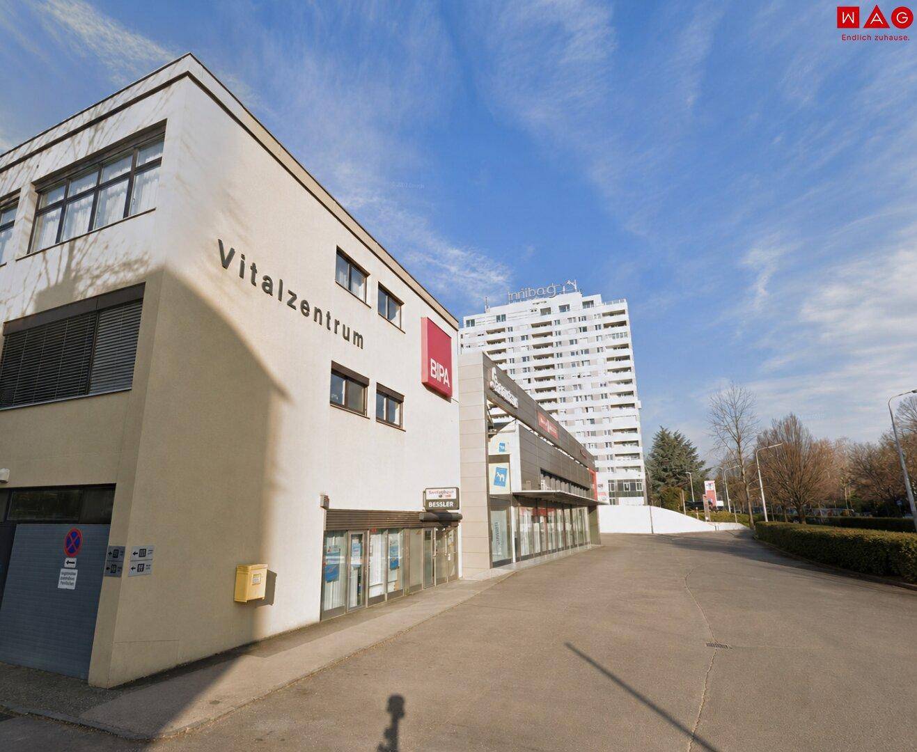 Weitläufige Außenansicht des Vitalzentrums mit umliegender Bebauung und Parkmöglichkeiten.