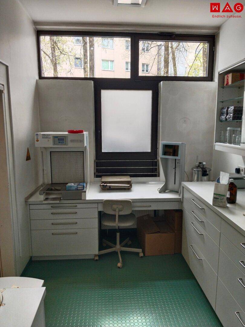 Weiterer Labor- oder Vorbereitungsraum mit Arbeitsplatz, Geräten und einem Fenster.