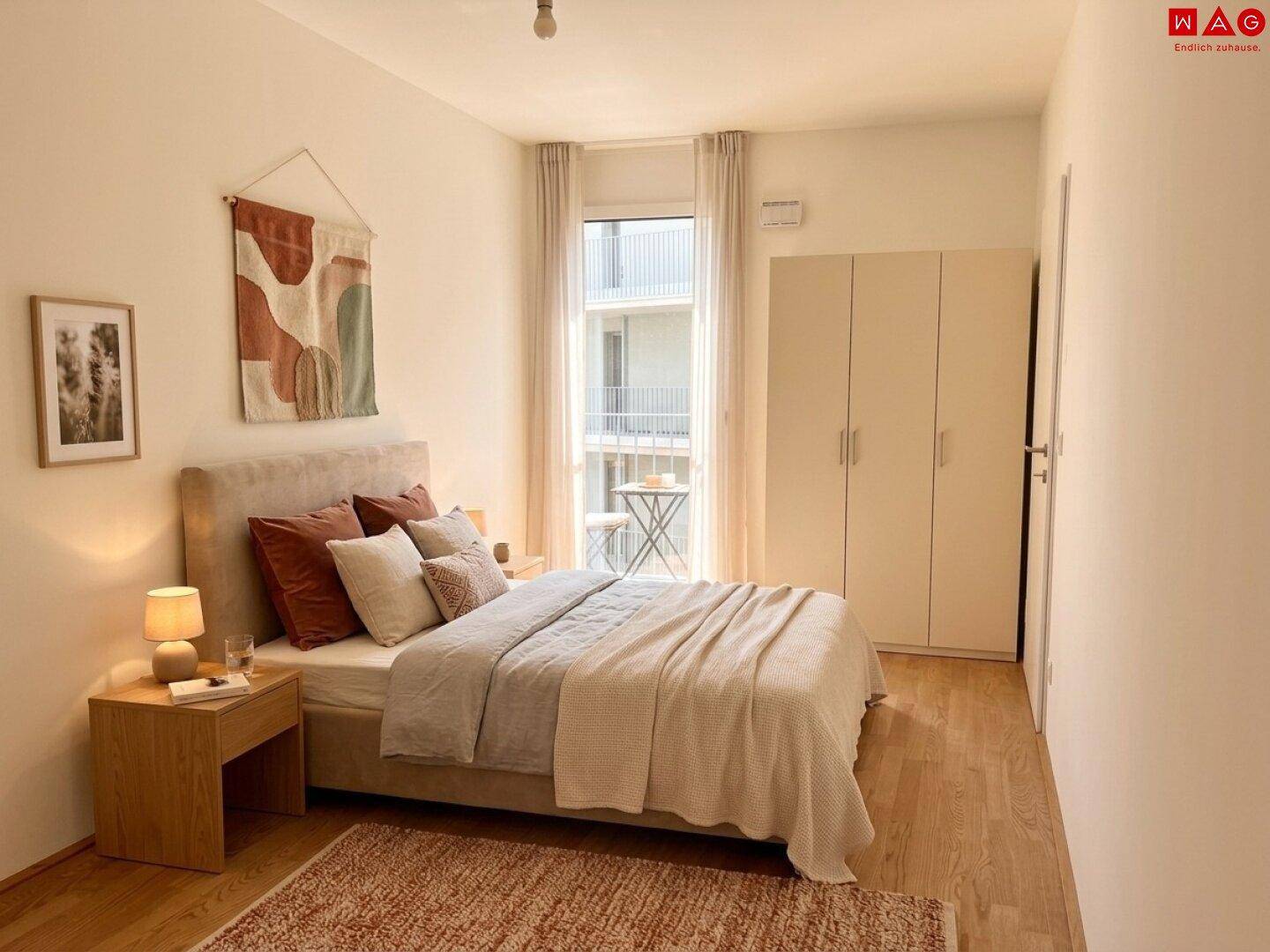 Gemütliches Schlafzimmer mit Holzboden, Doppelbett und Zugang zum Balkon, modern dekoriert.