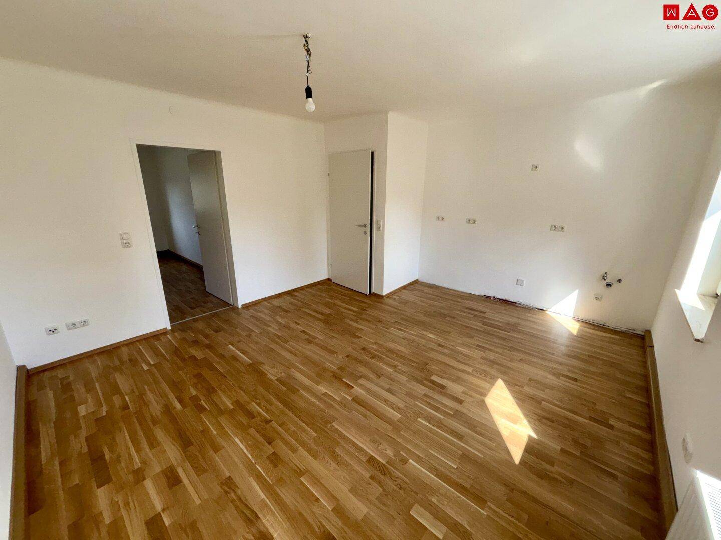Heller Raum mit Eichenparkettboden und weiß gestrichenen Wänden, bereit zur Einrichtung.