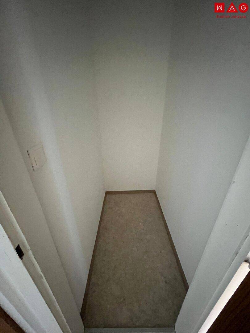 Kleiner Abstellraum mit Linoleumboden, ideal für Haushaltsgeräte oder Vorräte.