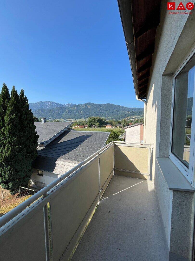 Balkon mit Bergblick und Aussicht auf die umliegende Landschaft.
