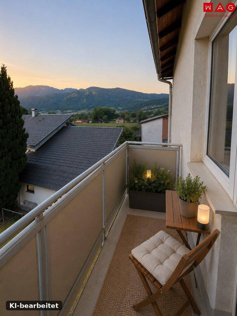 Gemütlicher Balkon mit Sitzgelegenheiten, Pflanzen und malerischem Bergblick.