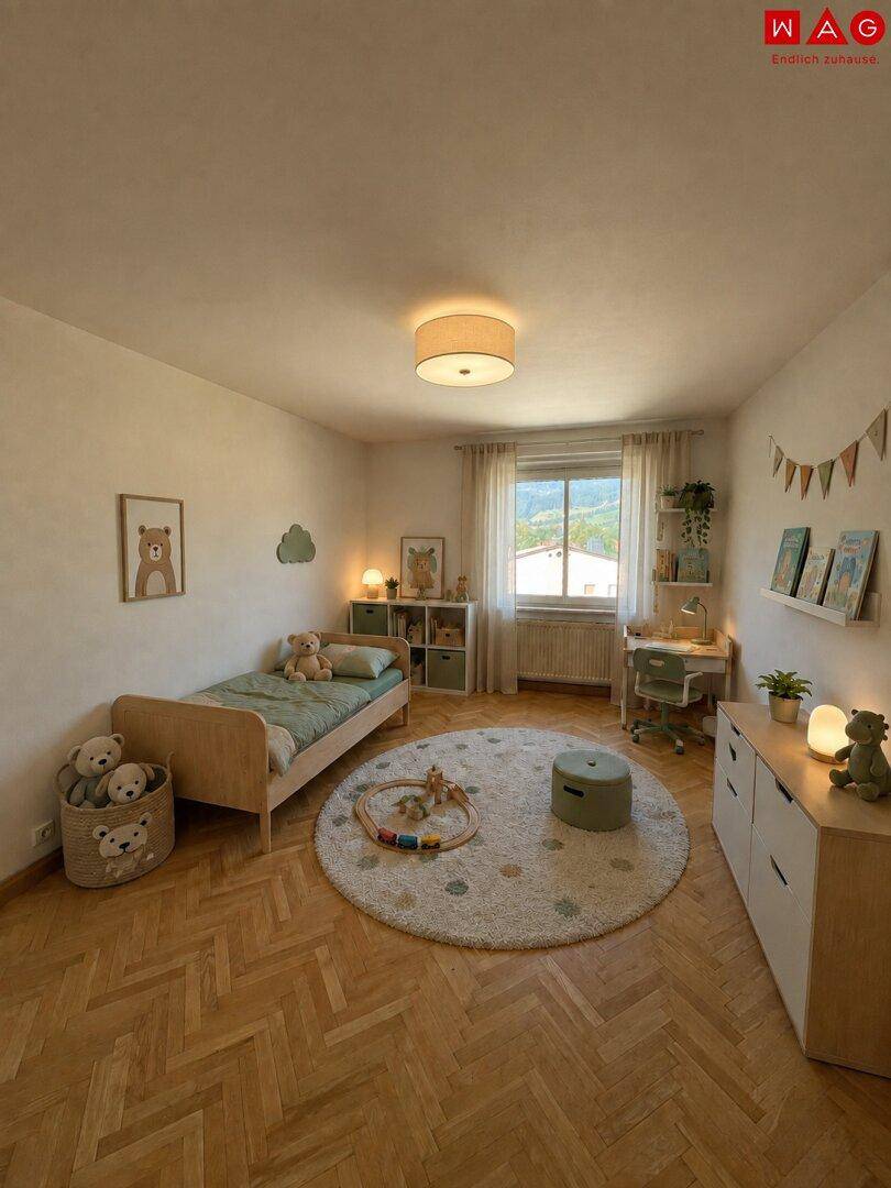 Helles Kinderzimmer mit Holzbett, Teppich und Fenster mit Bergblick.