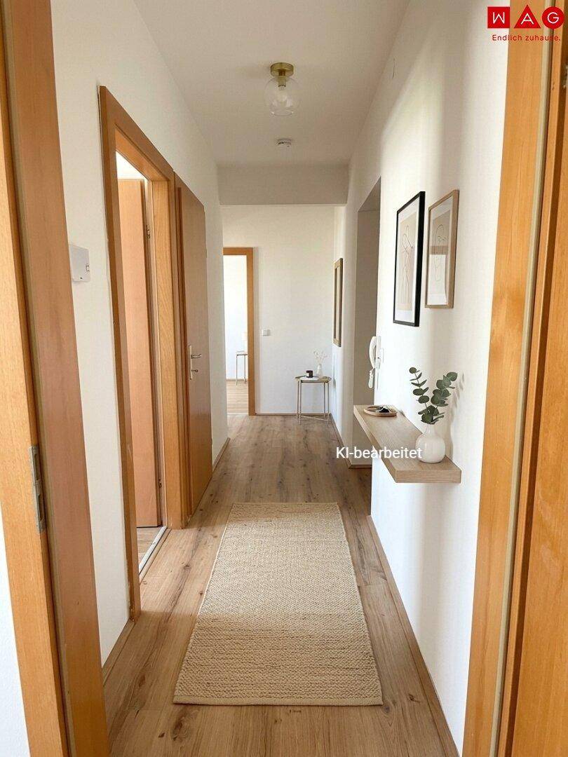 Heller Flur mit Laminatboden, Holztüren und moderner Dekoration, künstlich eingerichtet.