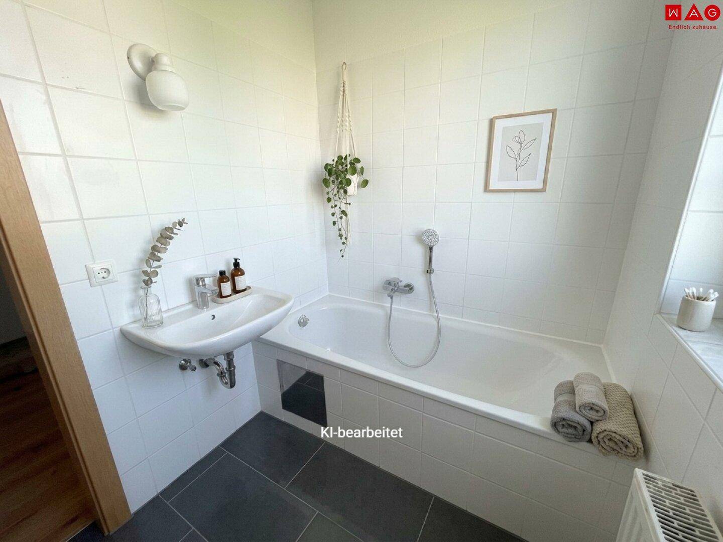 Modernes Badezimmer mit Badewanne, Waschbecken und weißen Fliesen, künstlich dekoriert.