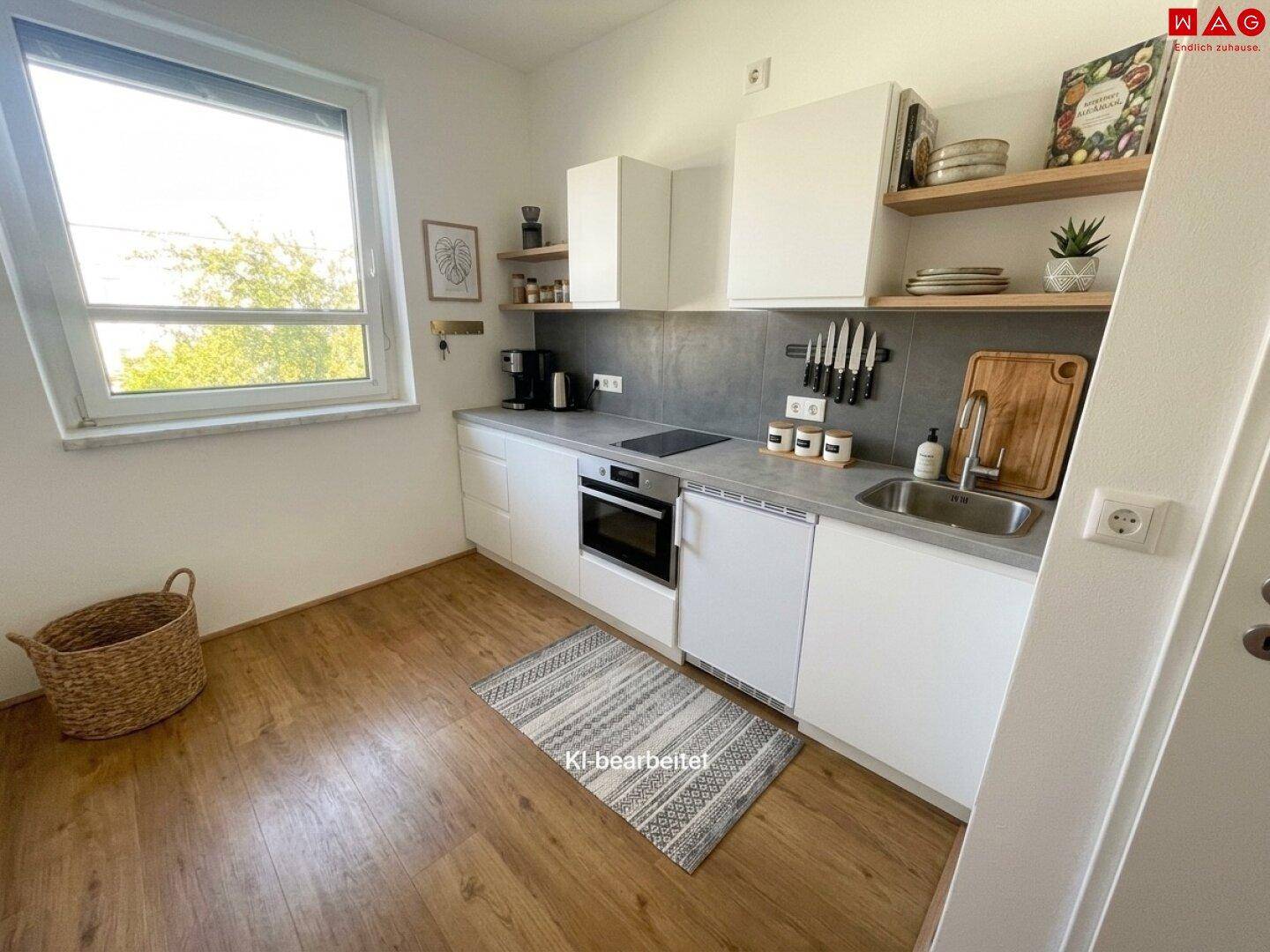 Moderne Küche mit weißen Schränken, Holzregalen und Fenster, künstlich mit Küchenutensilien dekoriert.