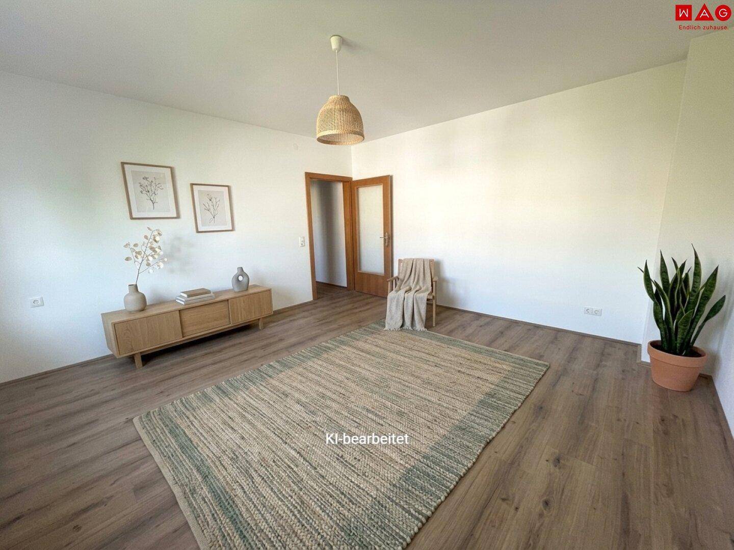 Heller Raum mit Laminatboden und Doppeltür, künstlich mit Sideboard und Teppich eingerichtet.