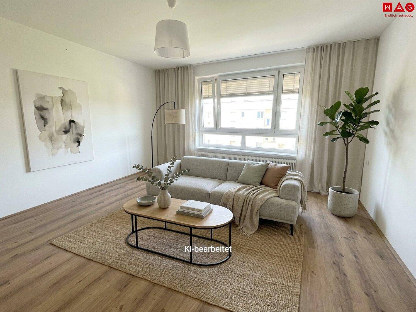 Gemütliches Wohnzimmer mit Sofa, Couchtisch und großem Fenster, künstlich möbliert.