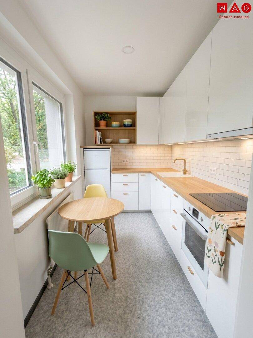 Moderne Küche mit weißen Schränken, Holzarbeitsplatte und kleinem Essbereich am Fenster.
