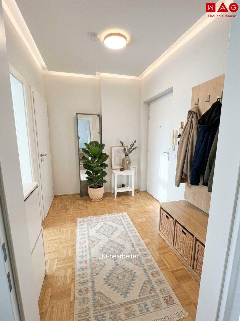Einladender Flur mit Parkettboden, Spiegel und praktischer Garderobe für den Eingangsbereich.