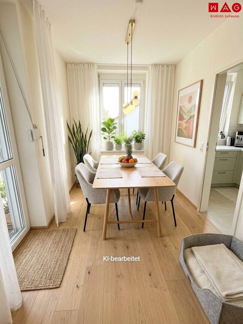 Heller Essbereich mit Holztisch und Stühlen, Parkettboden und Zugang zur Küche, mit viel Tageslicht.