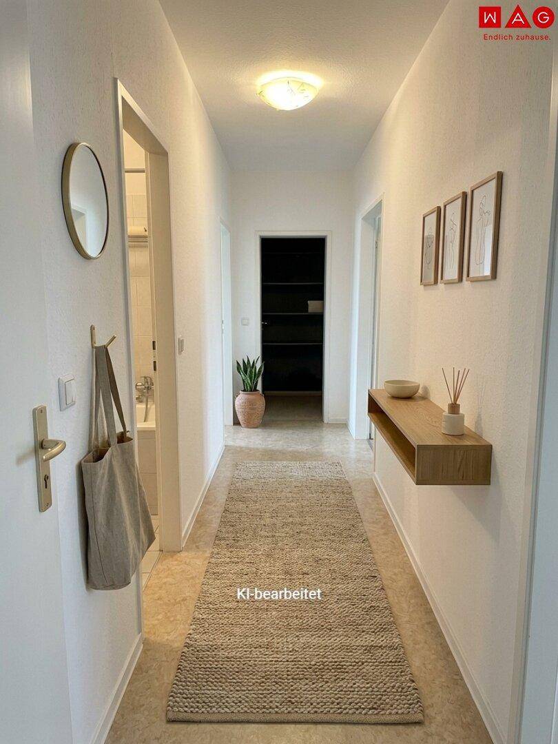 Freundlicher Flur mit hellem Boden, Wanddekoration und einem schwebenden Regal.