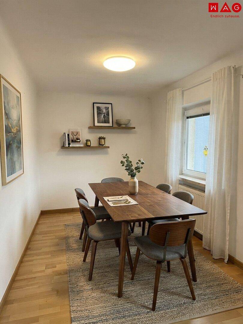 Moderner Essbereich mit Holztisch, bequemen Stühlen und dekorativen Wandregalen.