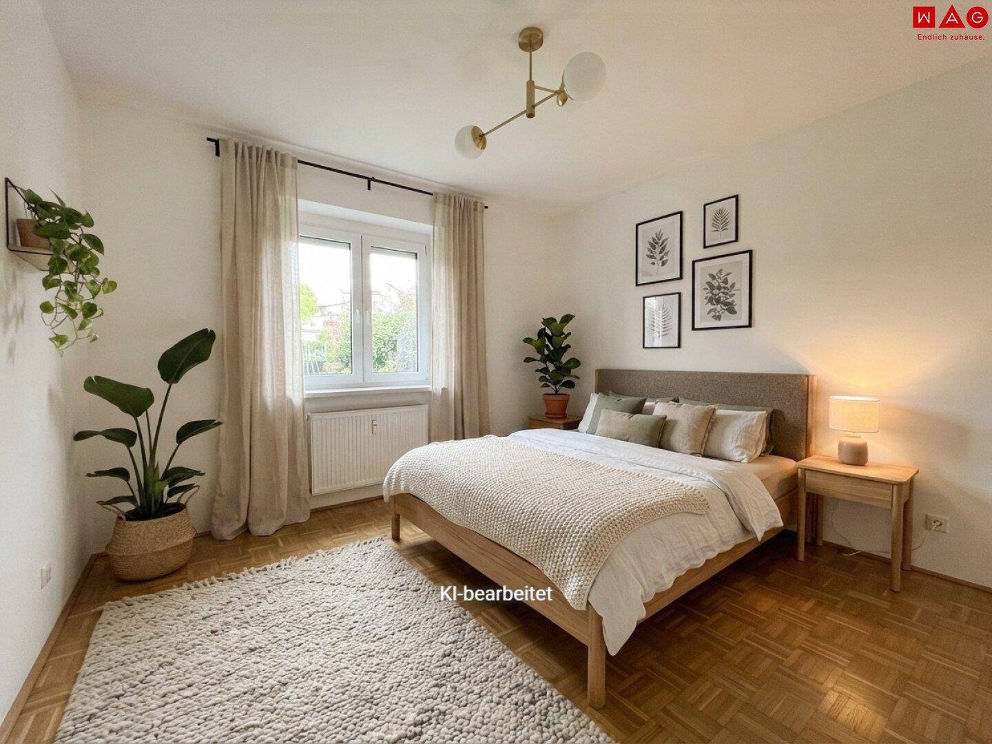 Gemütliches Schlafzimmer mit Parkettboden, Doppelbett und natürlichem Lichteinfall.