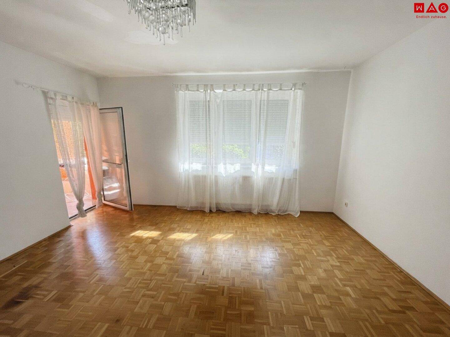 Symbolfoto Wohnzimmer unmöbliert, KI bearbeitet