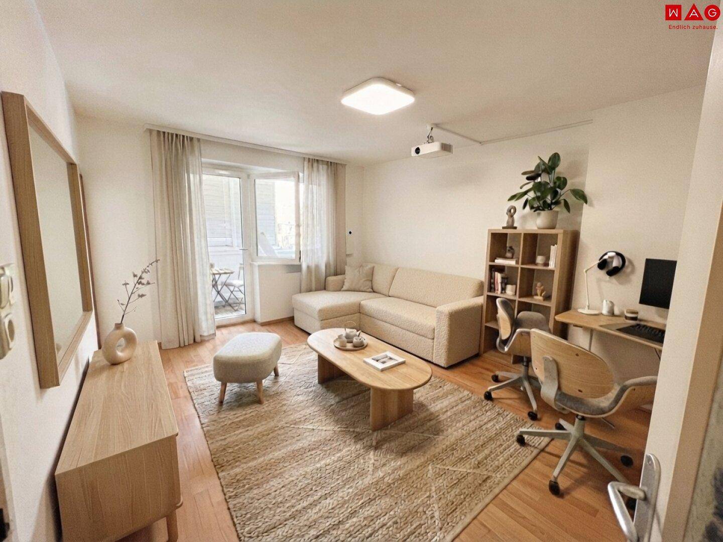 Gemütliches Wohnzimmer mit Sofa, Couchtisch und Zugang zu einem kleinen Balkon.