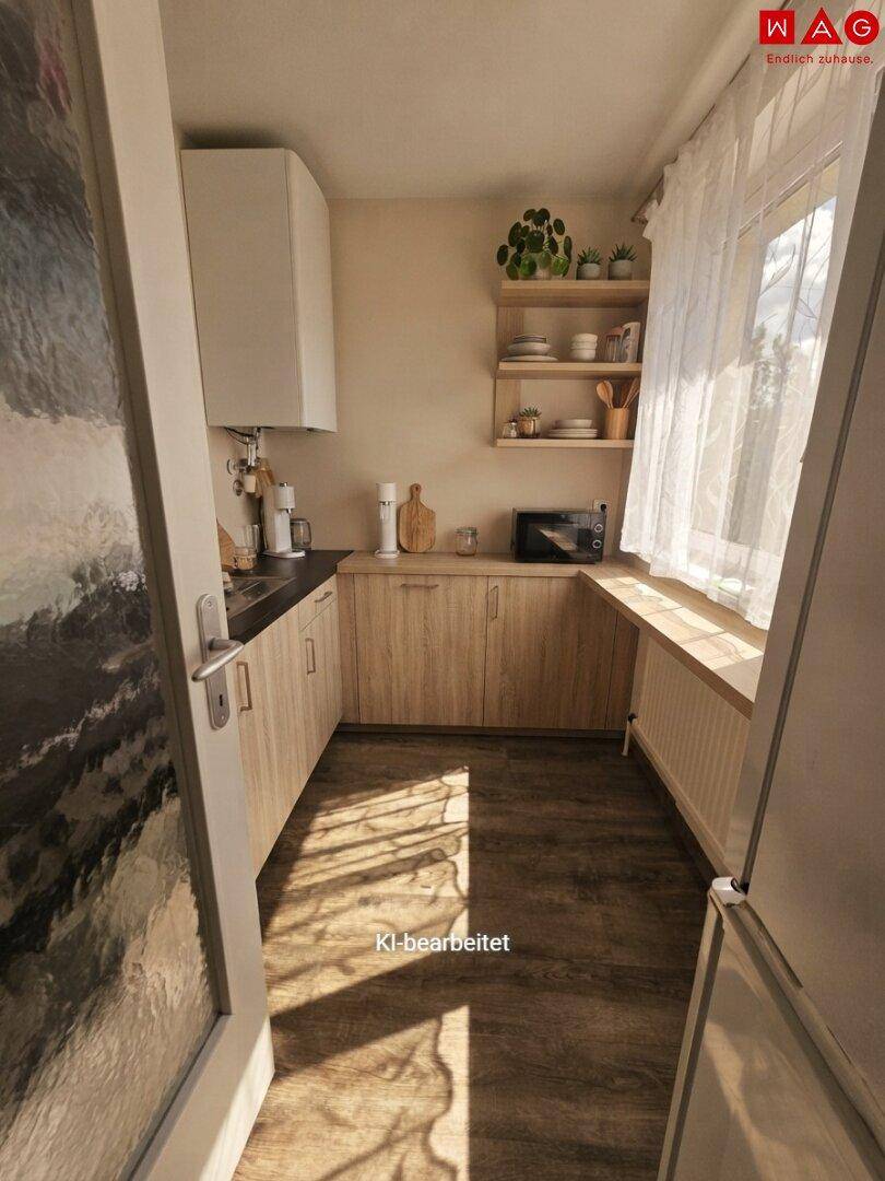 Schmale Küche mit Holzschränken, Arbeitsplatte und Fenster für natürliches Licht.