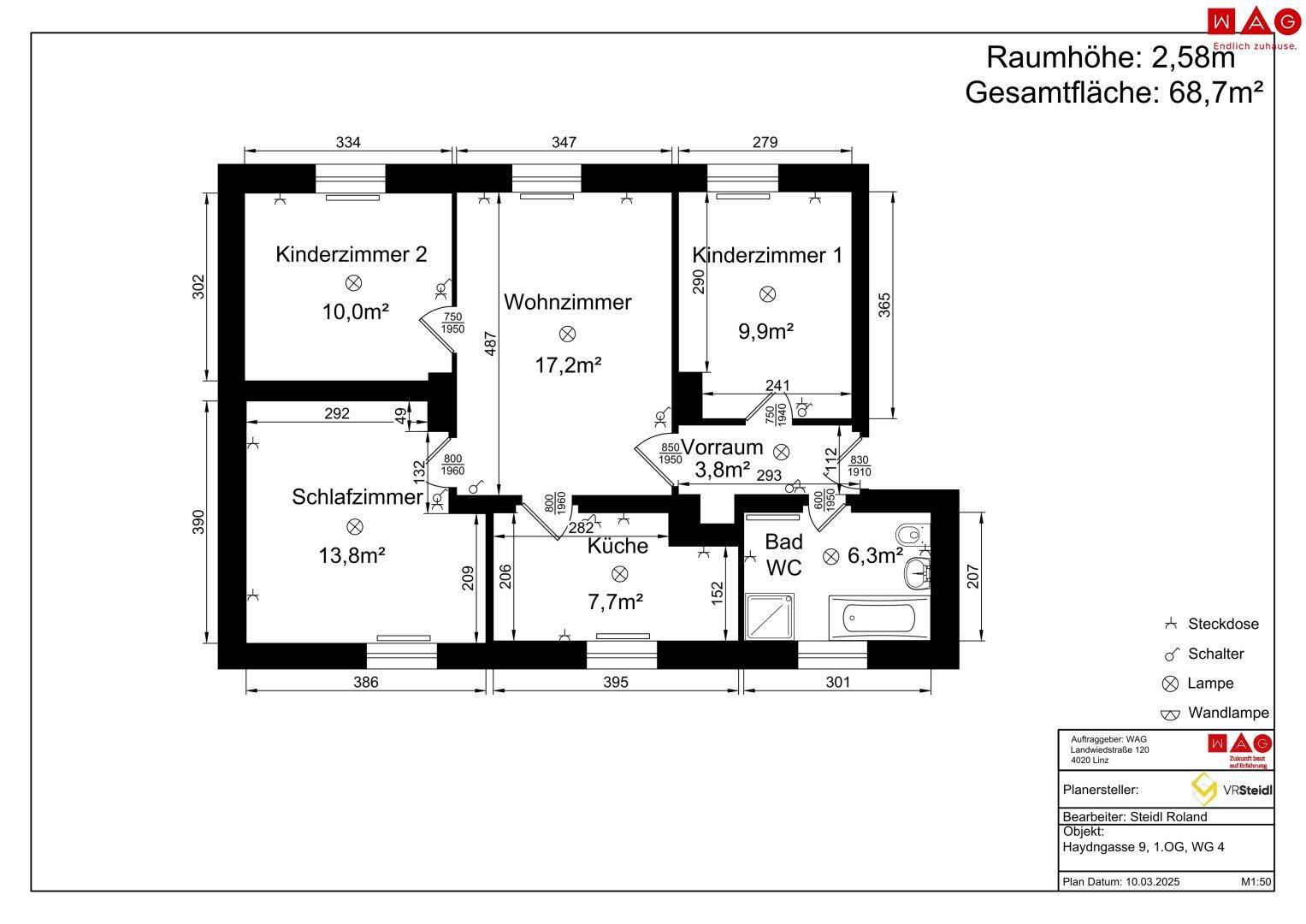 Grundriss einer Wohnung mit drei Schlafzimmern, Wohnzimmer, Küche und Bad.