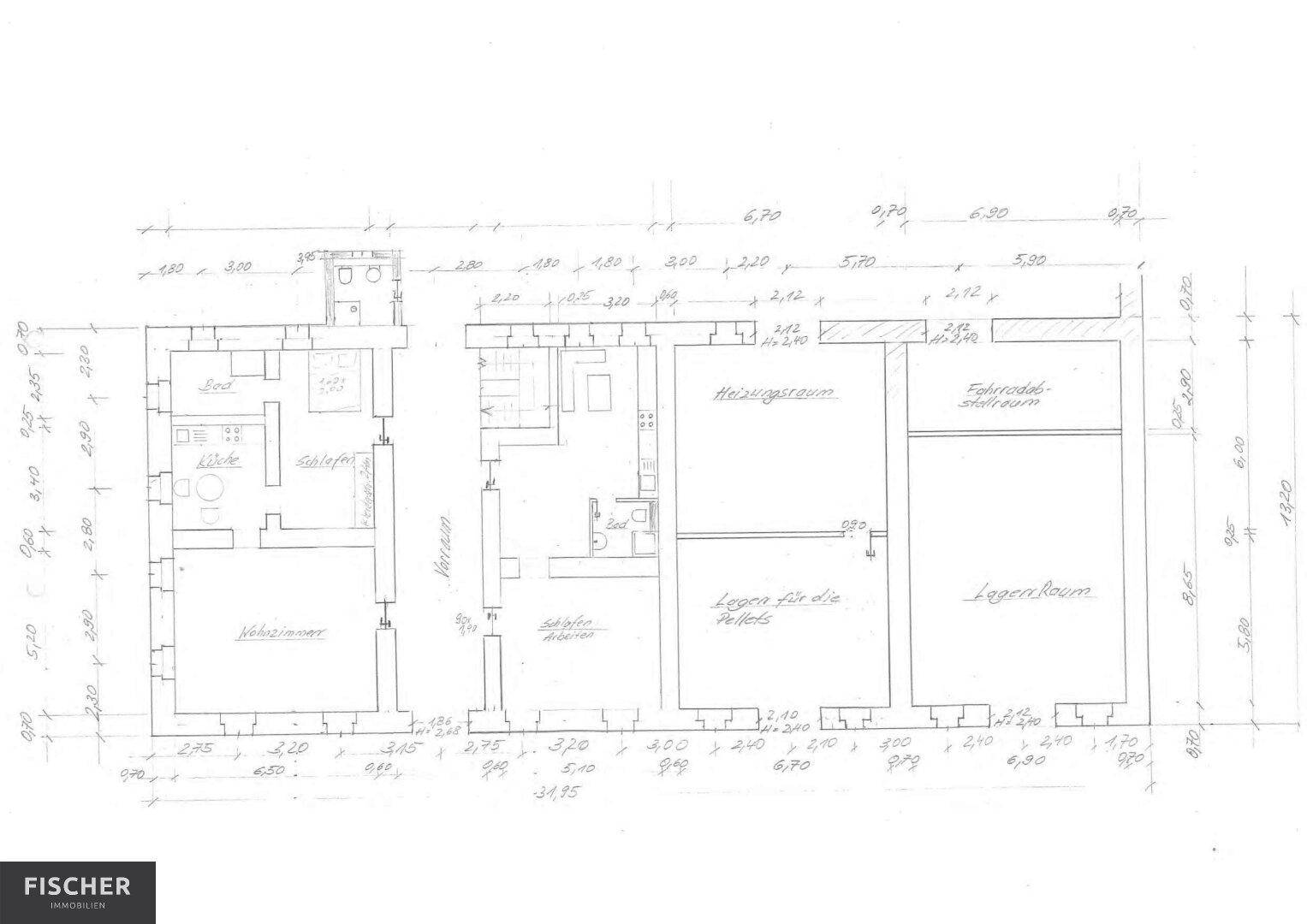 Handgezeichneter Grundriss des Erdgeschosses mit verschiedenen Räumen und Maßen.