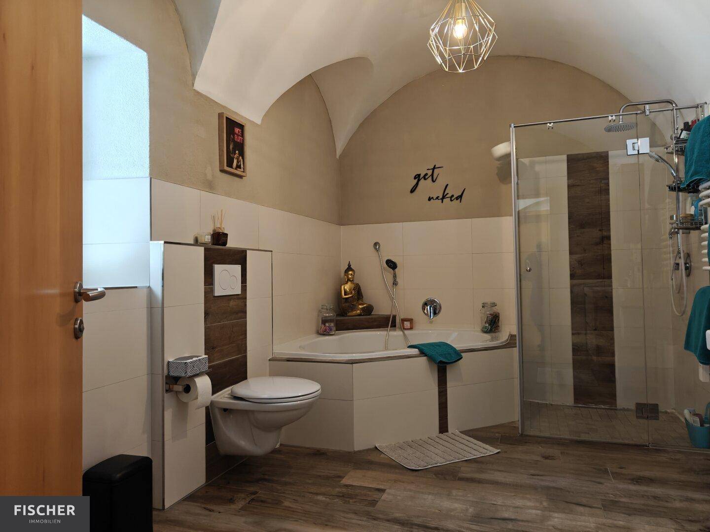Modernes Badezimmer mit gewölbter Decke, Eckbadewanne und begehbarer Dusche.