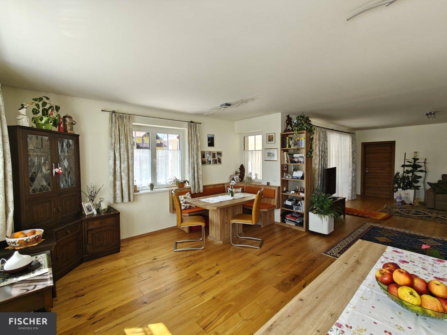 Gemütlicher Wohn- und Essbereich mit Holzboden, Eckbank und traditionellen Möbeln.