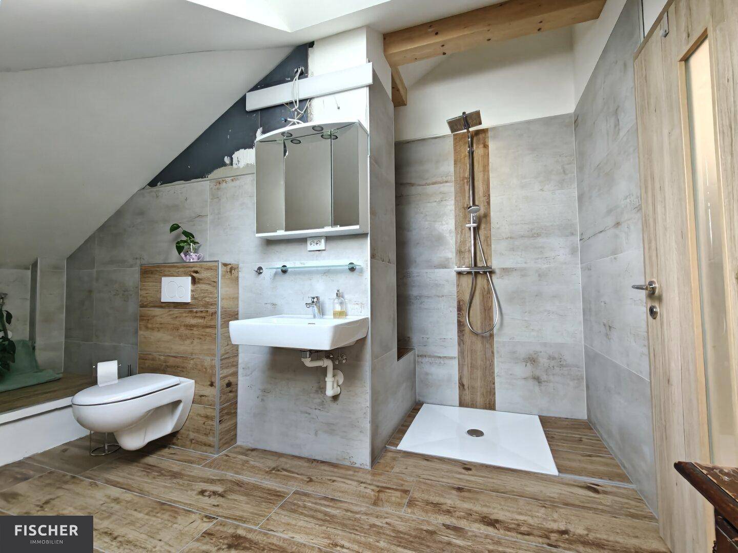 Modernes Badezimmer im Dachgeschoss mit Schrägdach, Dusche und Wand-WC.