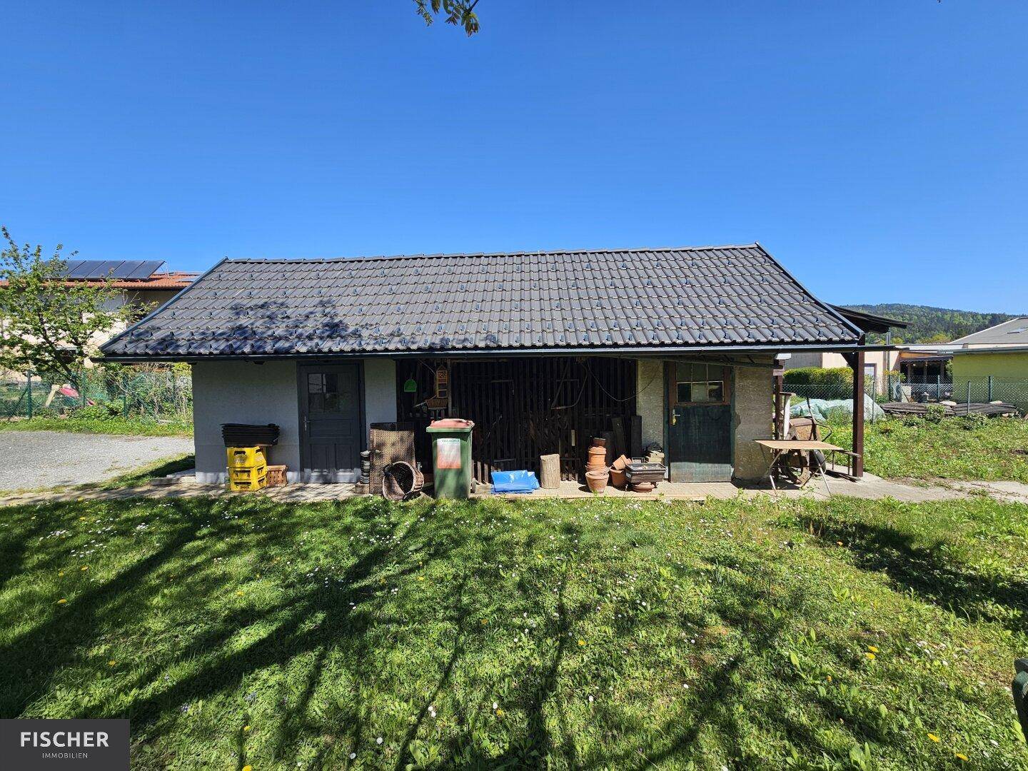 Nebengebäude oder Schuppen im Garten, bietet zusätzlichen Stauraum und Arbeitsfläche.