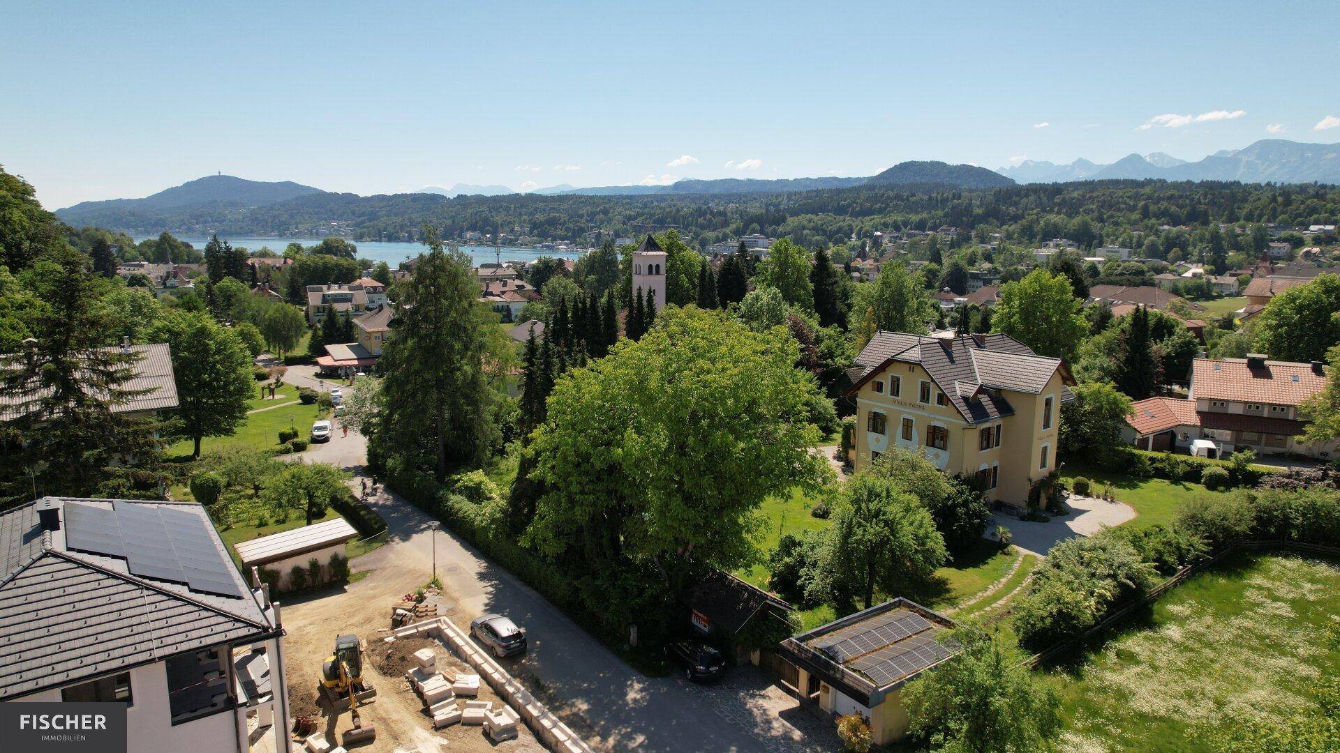Neuwertiges, großzügiges Wohnhaus in Velden am Wörther See – Wfl: 250m², Terrasse, Kachelofen, Fußbodenheizung - Ansicht 2