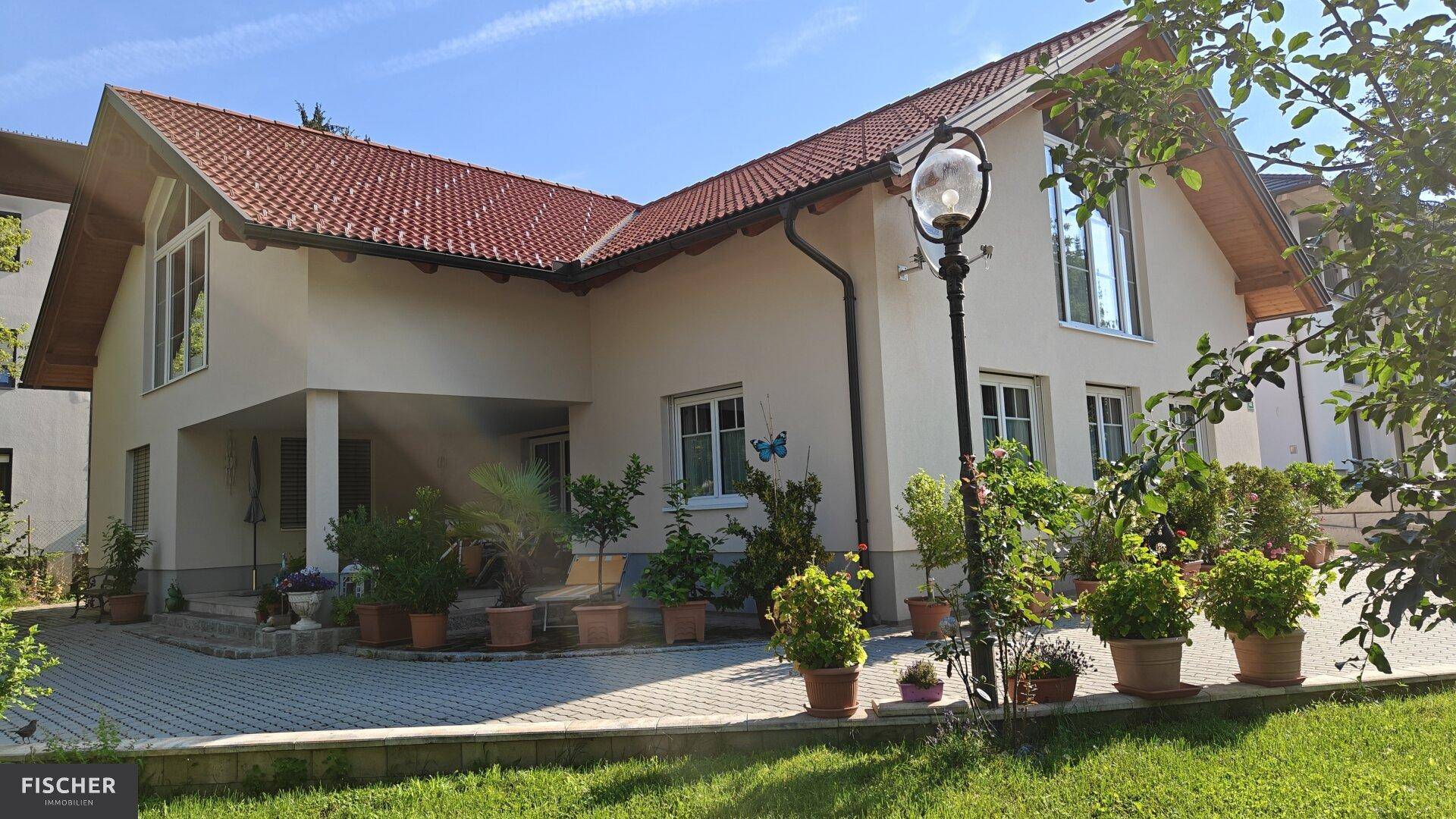 Neuwertiges, großzügiges Wohnhaus in Velden am Wörther See – Wfl: 250m², Terrasse, Kachelofen, Fußbodenheizung - Ansicht 4