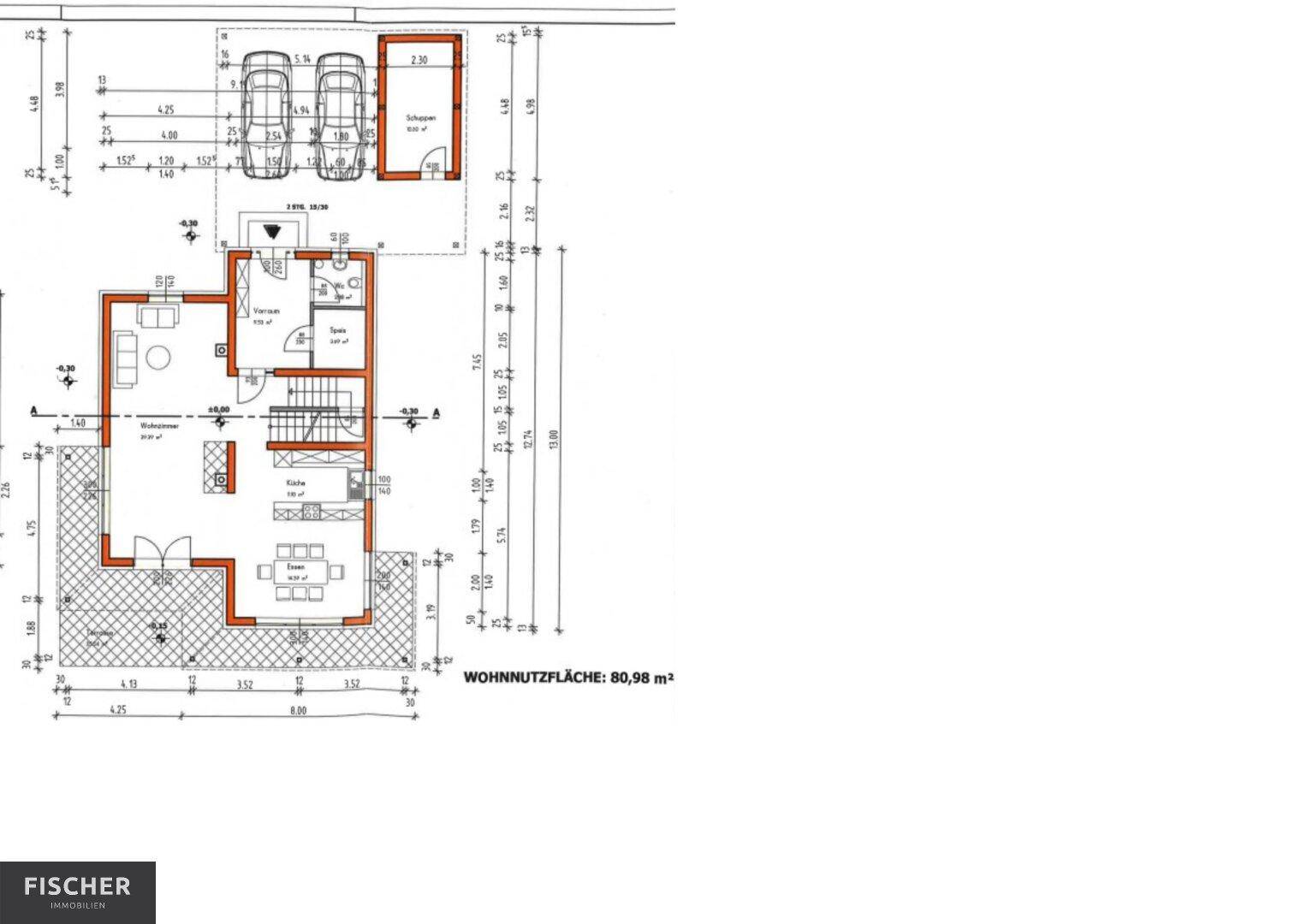 Grundriss des Erdgeschosses mit Wohnbereich, Küche, Garage und Stellplätzen.