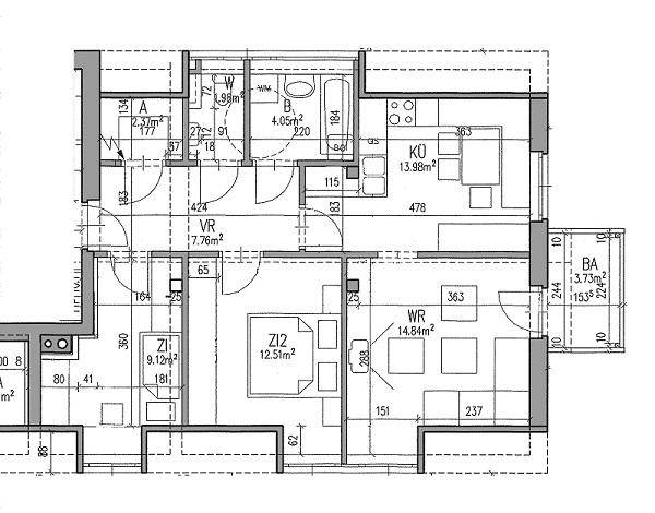 Grundriss einer Wohnung mit mehreren Zimmern, Bad, separatem WC und Balkon.