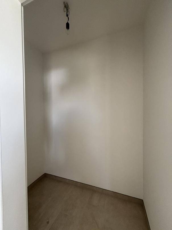 Praktischer Abstellraum mit hellen Wänden und Boden, bietet zusätzlichen Stauraum für den Haushalt.