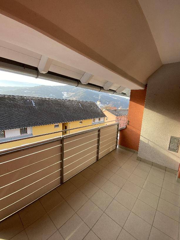 Geräumiger Balkon mit Fliesenboden und weitem Blick über die Umgebung.
