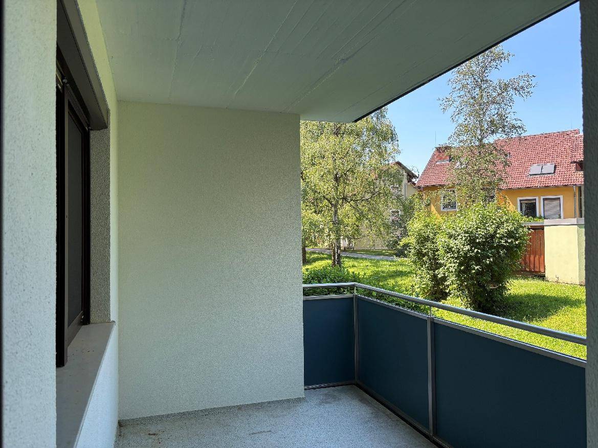 Geräumige Loggia mit Blick ins Grüne, ideal für entspannte Stunden im Freien.