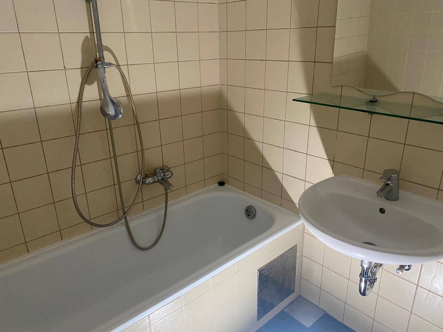 Helle 2-Zimmer-Wohnung mit Küche zu vermieten - Miete - 2 Zimmer - Ansicht 3