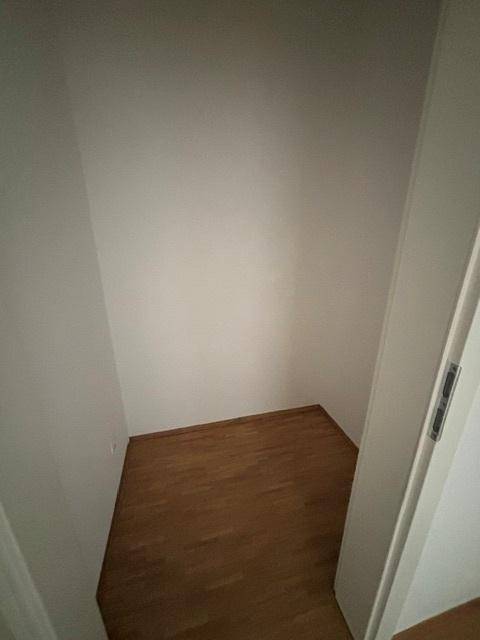 Kleiner Abstellraum mit Parkettboden und weißen Wänden, ideal für zusätzlichen Stauraum.