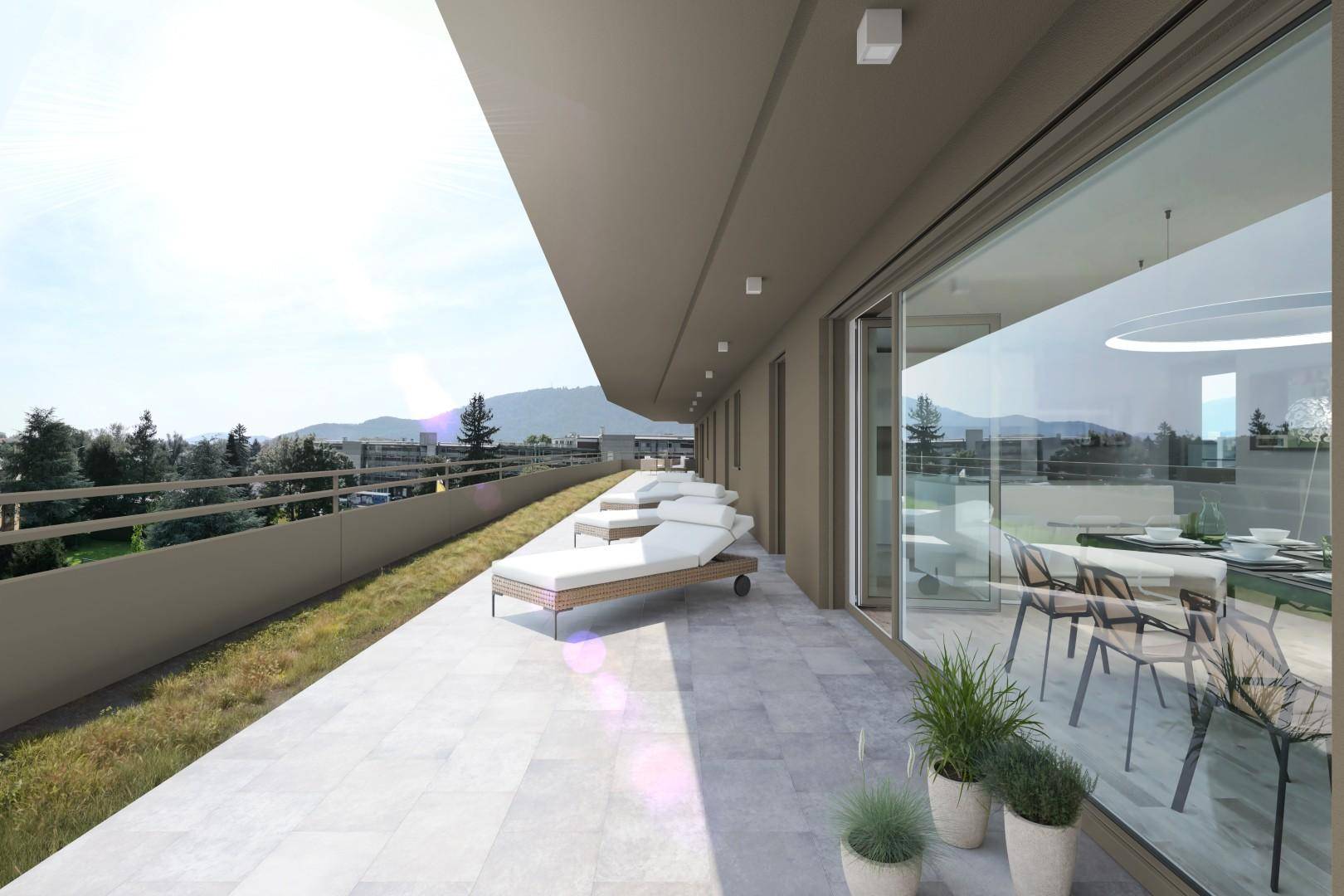 Großzügige Dachterrasse mit Liegestühlen und weitem Ausblick, verbunden mit dem eleganten Innenbereich.