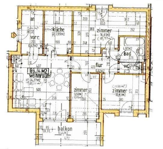 Detaillierter Grundriss einer Wohnung mit Wohnzimmer, Küche, Bad, WC und Balkon.