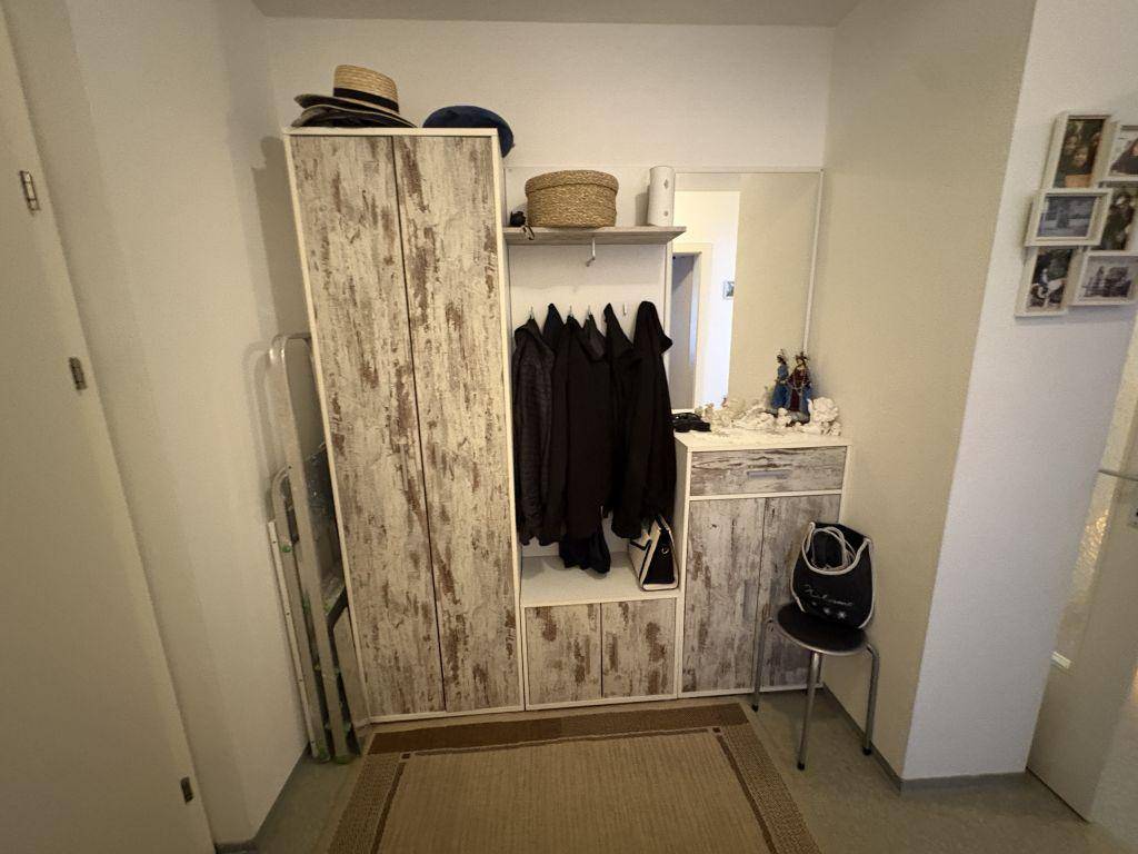 Eingangsbereich mit Garderobe, Spiegel und Schuhschrank, bietet praktischen Stauraum.