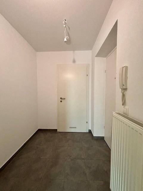 Eingangsbereich mit Fliesenboden und Gegensprechanlage, bietet Platz für eine Garderobe.