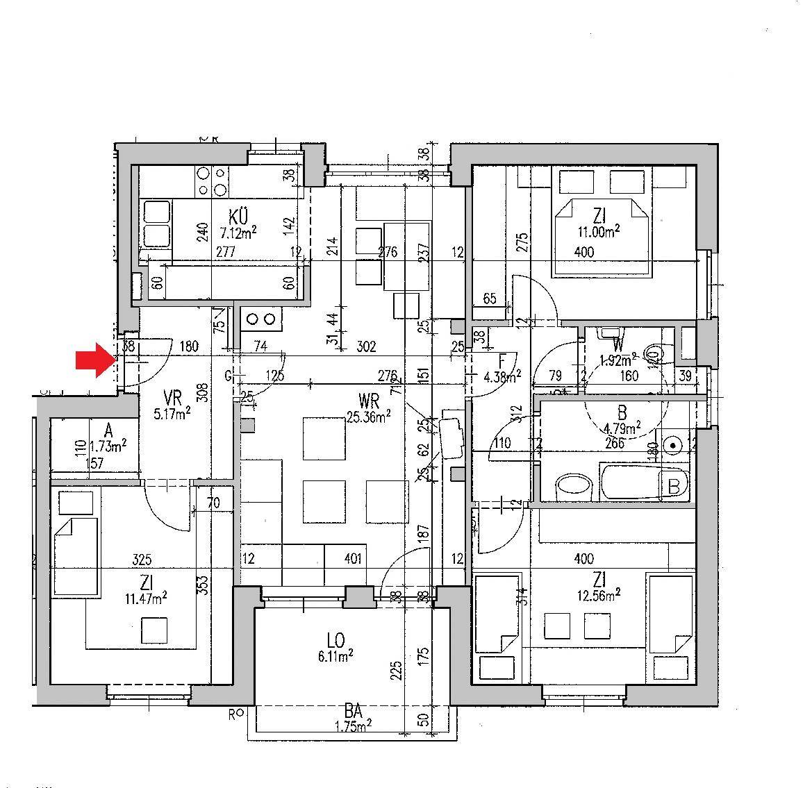 Grundriss einer Wohnung mit mehreren Zimmern, offener Wohnküche, Bad, separatem WC, Loggia und Balkon.