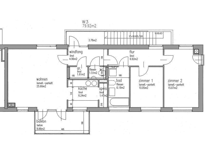 Grundriss einer 3-Zimmer-Wohnung mit Balkon, separatem WC und Abstellraum.