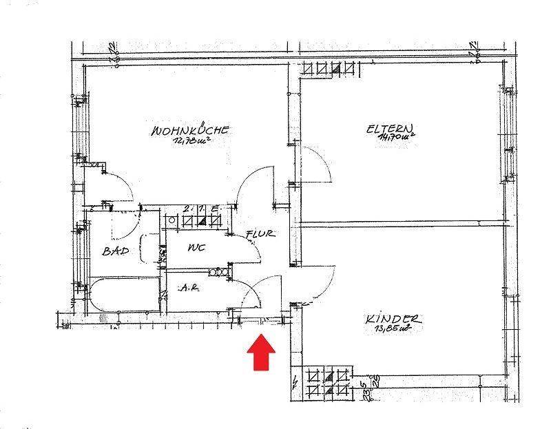 Grundriss einer Wohnung mit Wohnküche, Bad, separatem WC und zwei Schlafzimmern.