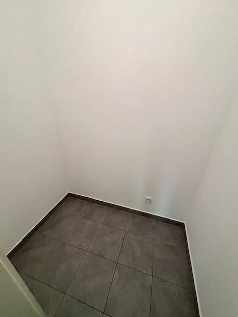 Praktischer Abstellraum mit Fliesenboden, ideal für zusätzlichen Stauraum.