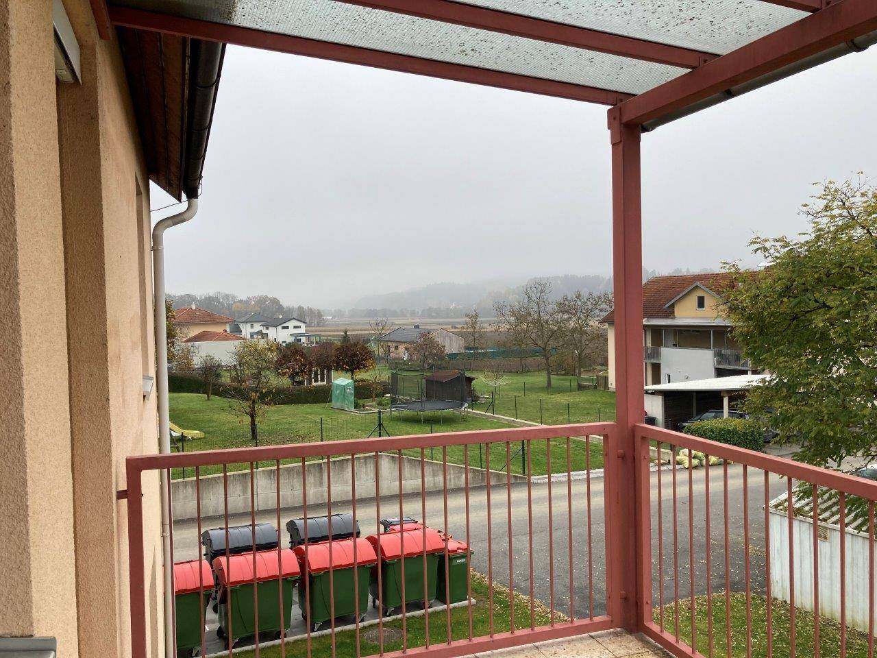 Balkon mit weitem Blick ins Grüne und auf die umliegende Landschaft.