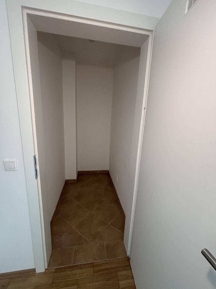 Praktischer Abstellraum mit Fliesenboden, ideal für zusätzlichen Stauraum in der Wohnung.